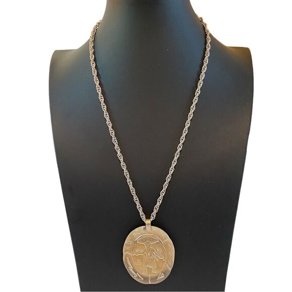 Nickel Silver Native American Themed Pendant on Silver Toned Rope Chain. - Picture 4 of 7